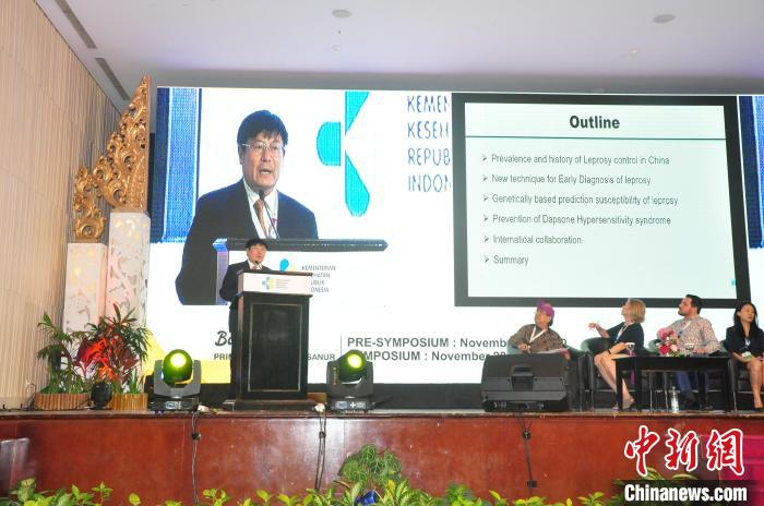 在国际会议上介绍中国经验。　张福仁团队供图