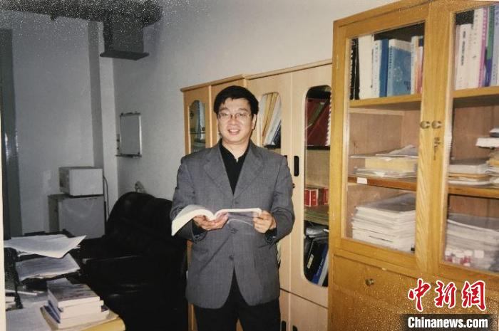 2000年，赵东元在复旦大学邯郸校区化学西楼 复旦大学供图