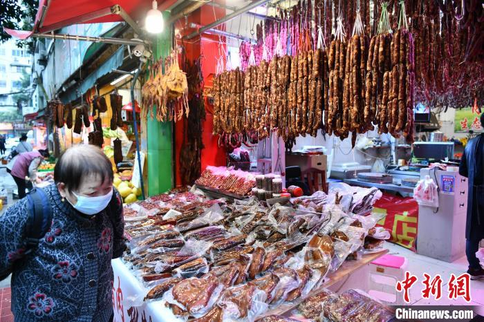 顾客选购香肠。　张浪 摄