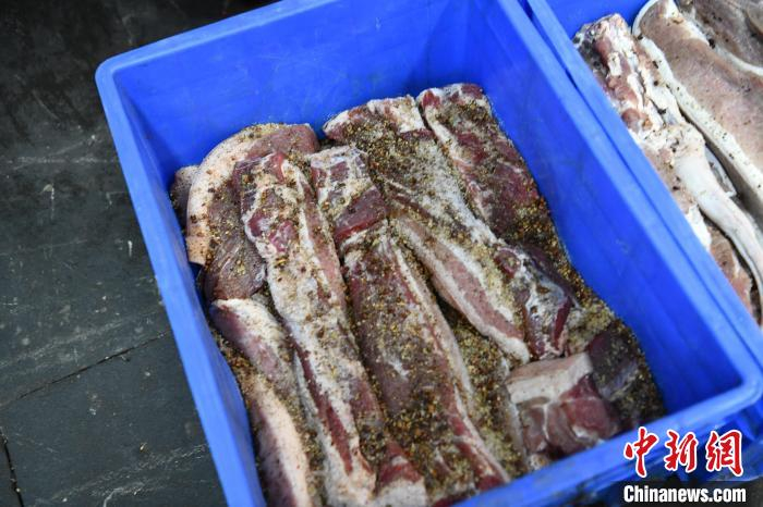 抹满花椒、粗盐的五花肉。　张浪 摄