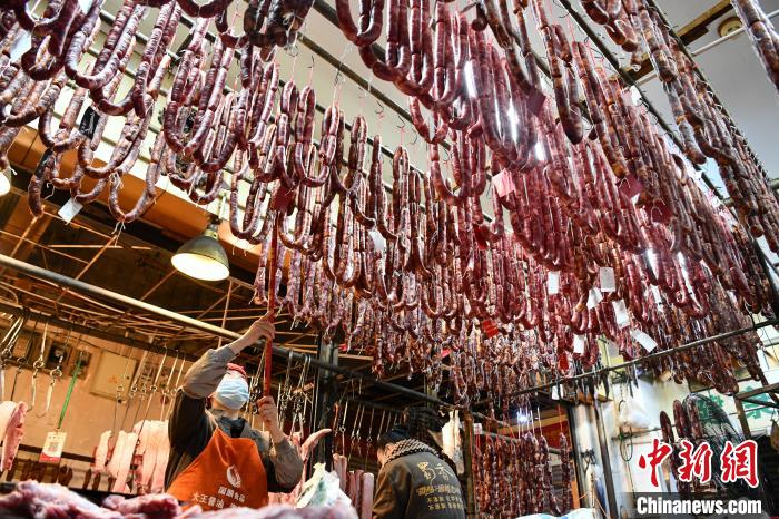 店员正在取香肠。　张浪 摄