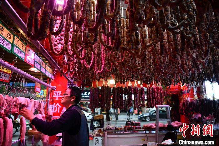 腊味提前飘香。　张浪 摄
