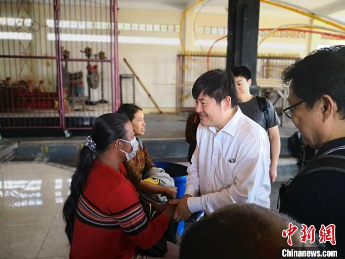 应邀访问印尼麻风村，指导麻风防治。　张福仁团队供图