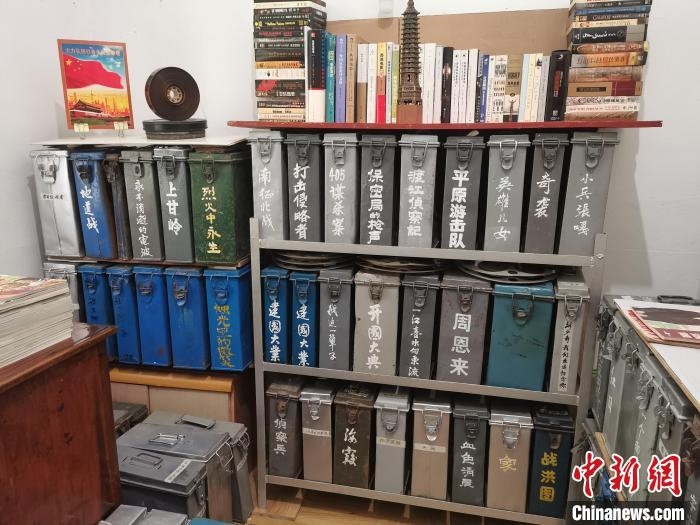 李明龙收藏的电影胶片。　储玮玮 摄