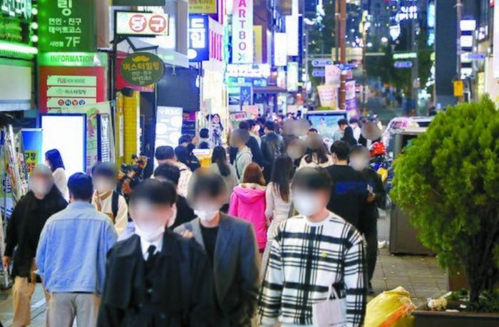 韩国开始“分阶段恢复日常生活”，年轻人涌上街头，专家：确诊病例将剧增2至3倍！_手机新浪网
