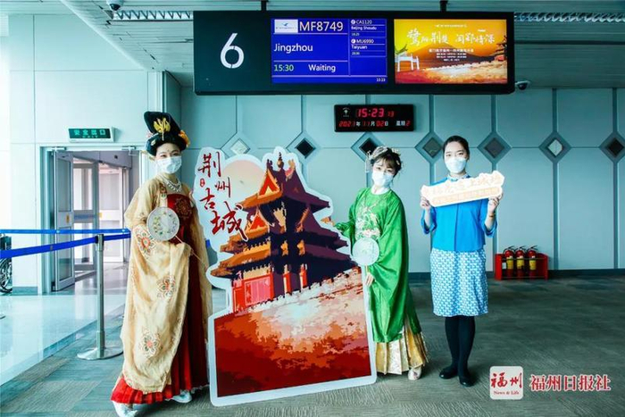 在航班值机柜台和登机口工作人员带来汉服展示，与在场旅客朋友进行互动