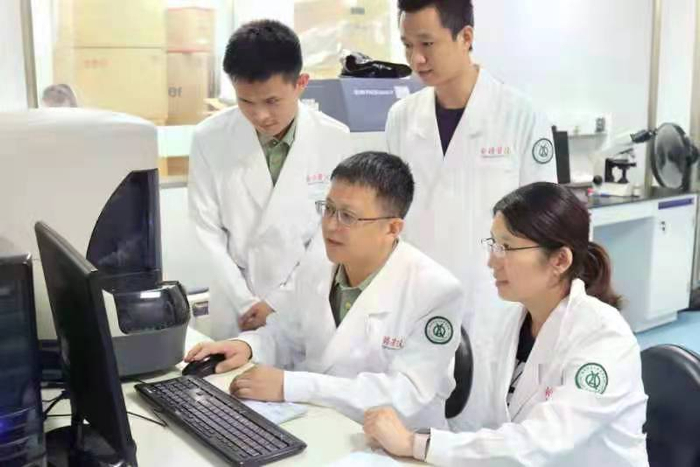 张曦教授与项目组成员（央广网发 新桥医院供图）