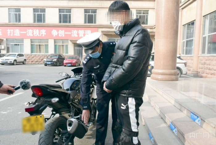 11月3日上午，摩托车车主正接受违法处理。（央广网发 历城交警大队供图）