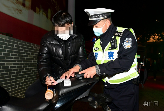 11月2日晚，摩托车车主正接受违法处理。（央广网发 历城交警大队供图）