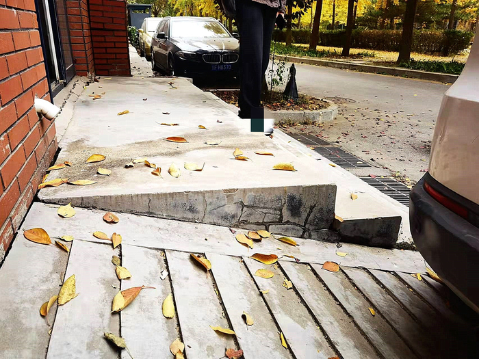 坐轮椅出门，居民不敢走这个坡道。