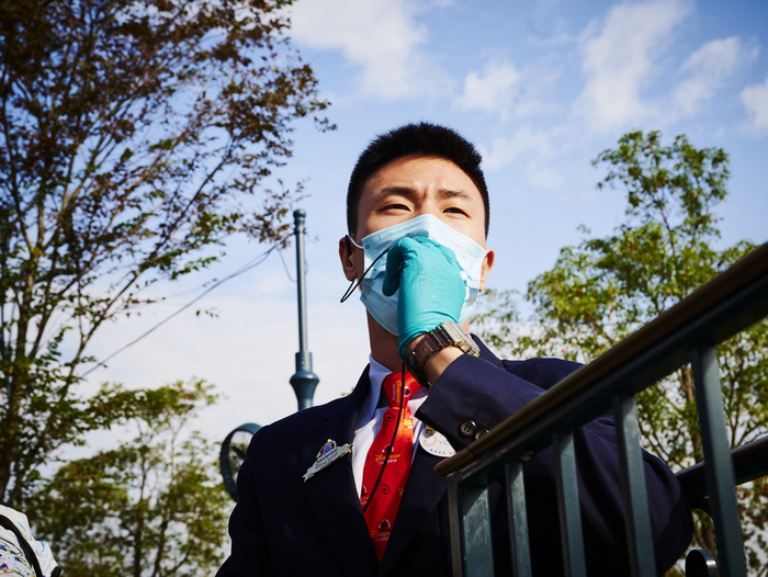 11月3日上午，上海迪士尼乐园入口处，工作人员各司其职。