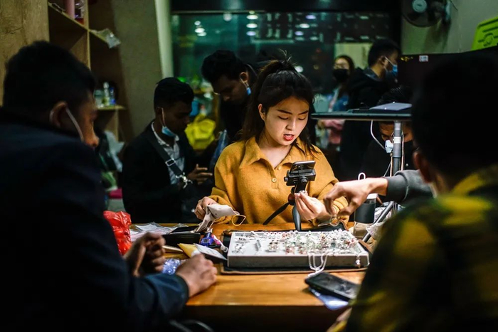 2021年3月4日，云南瑞丽，姐告玉城直播基地，正在直播的主播。图自人民视觉