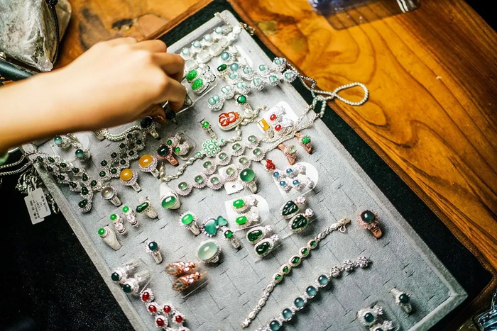 3月4日，云南瑞丽，姐告玉城直播基地，主播面前的珠宝。图自人民视觉