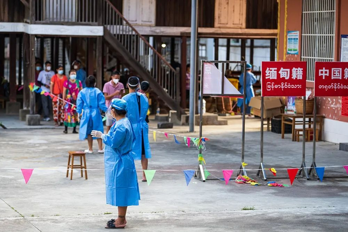 10月2日，云南瑞丽一核酸检测点，居民排队等待核酸检测。图自视觉中国
