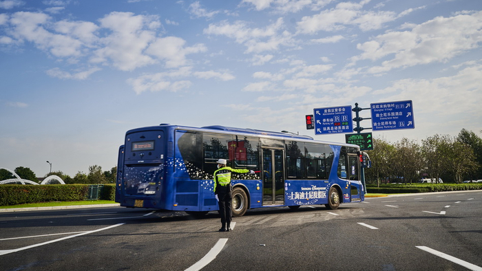 11月3日8时30分许，警察指挥大巴进入迪士尼小镇。