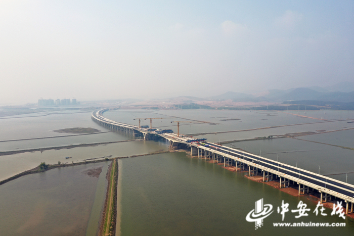 勇进路大桥右幅主梁合龙