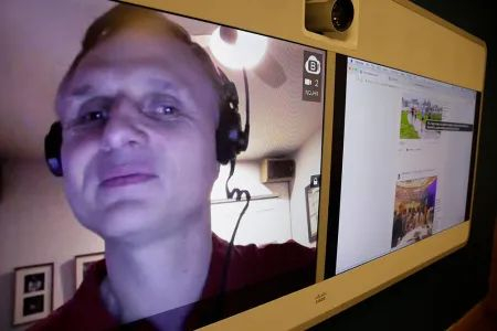 2017 年，工程师马特·金通过电话会议展示面部识别技术。