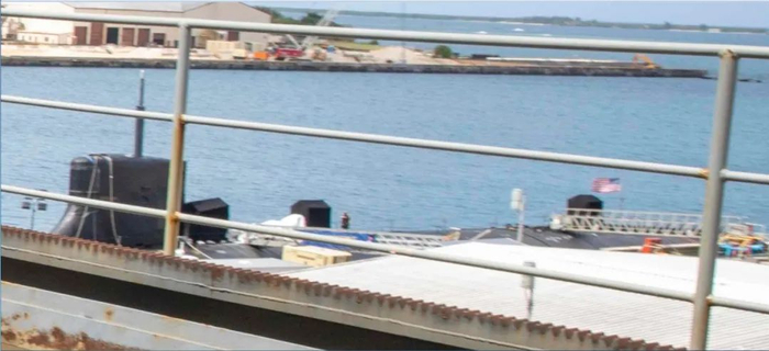▲美海军中，“海狼”和“弗吉尼亚”级潜艇的指挥台围壳根部有圆弧状连接，可以减阻降噪。而“弗吉尼亚”级近期没有以关岛为基地活动的记录，故图中潜艇应为“康涅迪格”号。（美国海军网站截图）