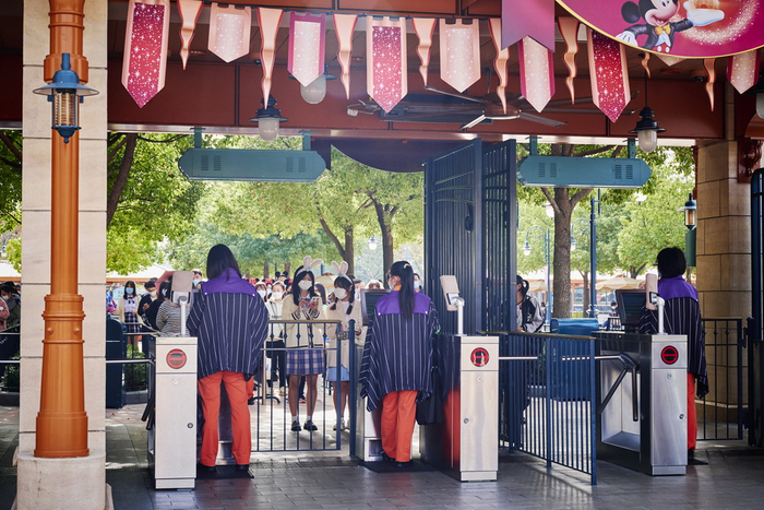 11月3日10时，恢复营业后的第一批游客检票入园。