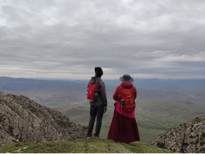 胡珺涵和团队负责人桑杰在野外调查