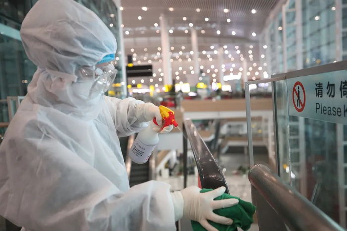 机场工作人员进行消杀  重庆机场集团供图