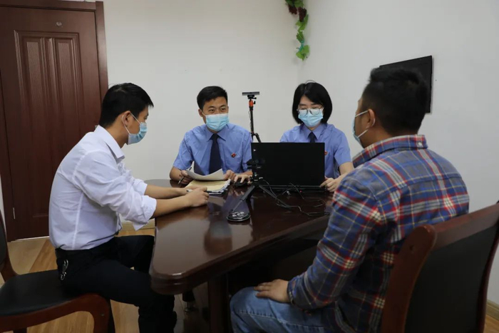 检察官邀请律师（左一）全程参与犯罪嫌疑人（右一）认罪认罚工作 李军摄