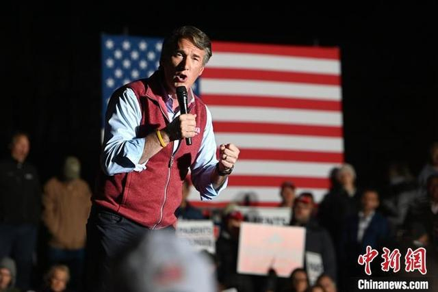 资料图为扬金11月1日参加竞选造势。 中新社记者 陈孟统 摄 