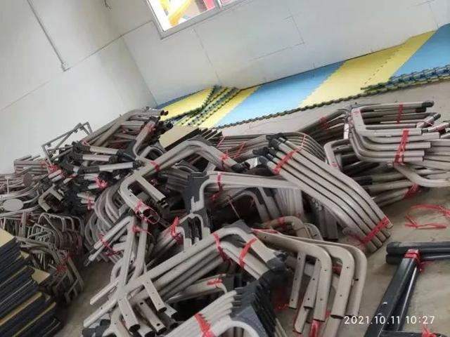等待组装的桌椅们