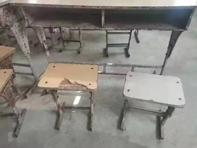 向阳小学的旧桌椅