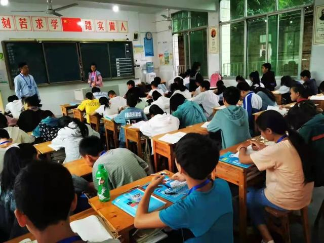 孩子们原来的桌椅，高低不平，没有靠背