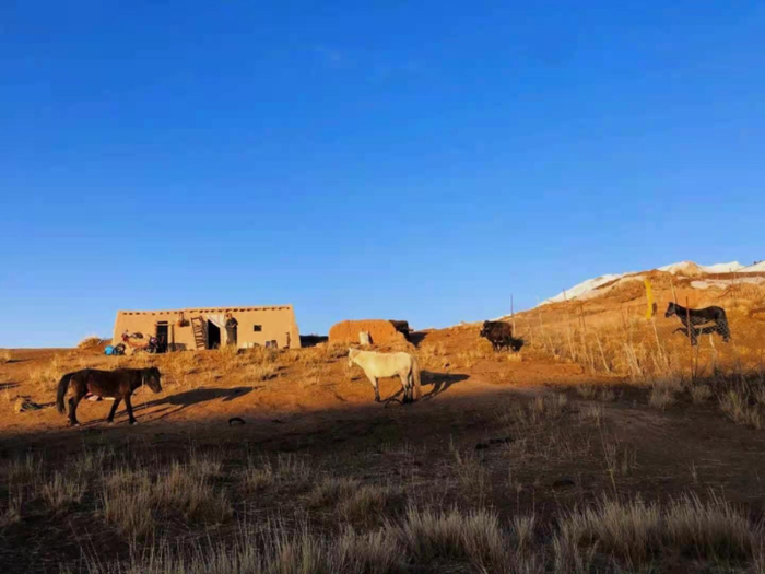 甘加当地牧人的土房子