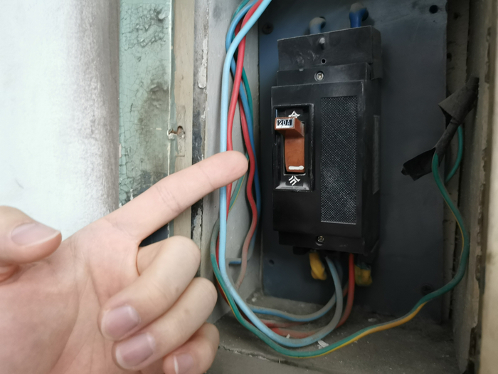 目前于先生与两家邻居共用20安的总闸，开启电器稍多便会跳闸。