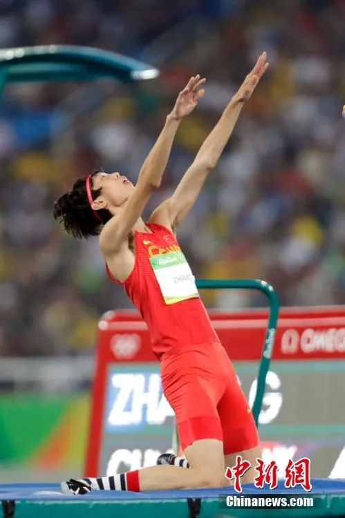 张国伟在里约奥运会男子跳高资格赛中。中新网记者 盛佳鹏 摄