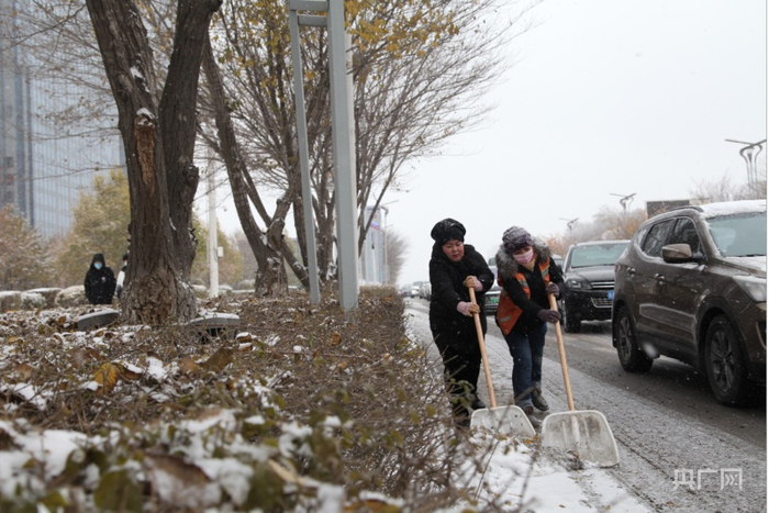 11月4日早晨，乌鲁木齐市环卫工人正在清理道路积雪。李昊轩 摄 央广网发