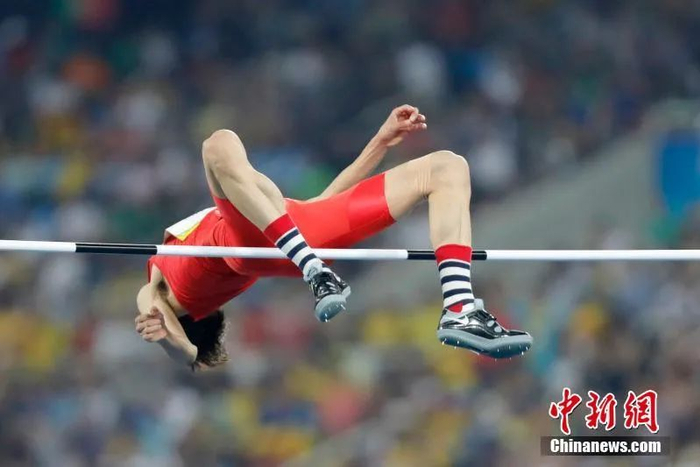 张国伟在里约奥运会男子跳高资格赛中。中新网记者 盛佳鹏 摄