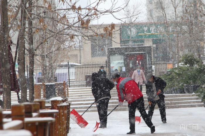 11月4日早晨，乌鲁木齐市民正在清理积雪。李昊轩 摄 央广网发 