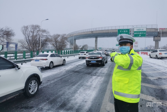 11月4日早晨，乌鲁木齐市交警正在指挥道路交通。李昊轩 摄 央广网发