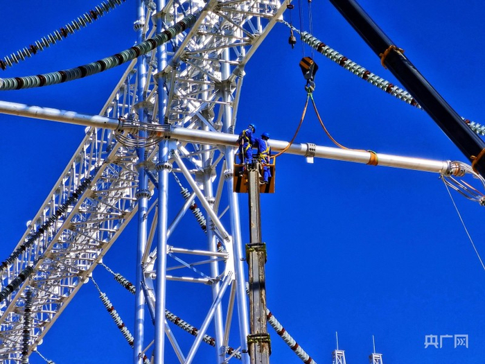 国网青海电力施工人员在托素750千伏变电站新建工程现场进行管型母线安装工作（央广网发 邹建华摄）
