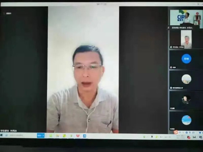 与接受隔离观察学生家长连线