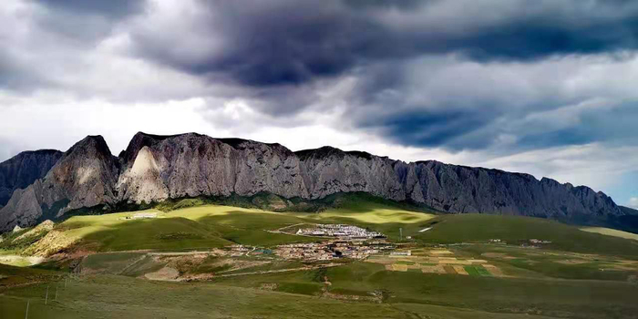 甘加草原最著名的神山白石崖以及山脚下的白石崖寺。