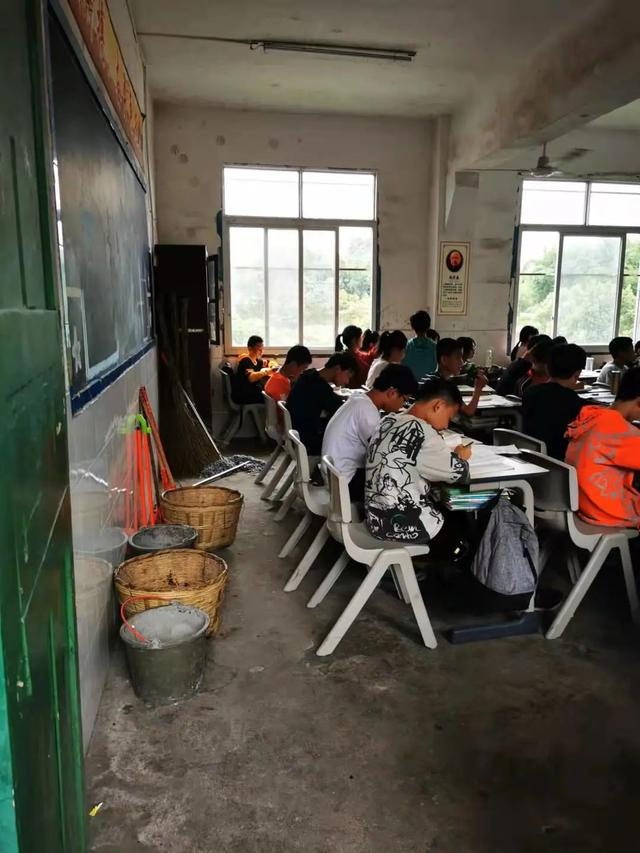 留耕中学的孩子们换上了新的课桌椅