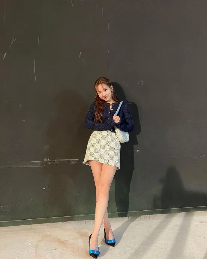 全身单品来自louis vuitton的富家千金造型,海军蓝修身开衫搭配棋盘格