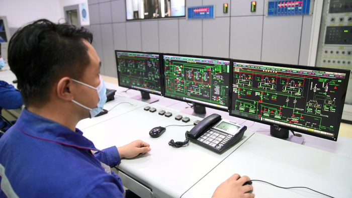 黑河市热电有限责任公司里正在工作的职工。新华社记者王松 摄