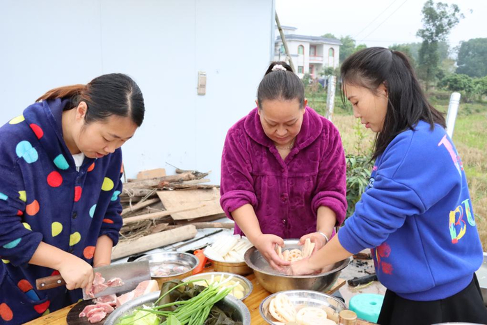 安置点的村民在洗菜。曾茂妮 摄