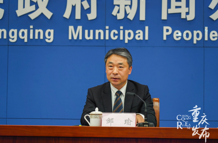 邹瑜回答记者提问 吴汪洋 摄