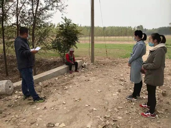  精神卫生专科的医护人员在村子里评估患者病情。受访者供图