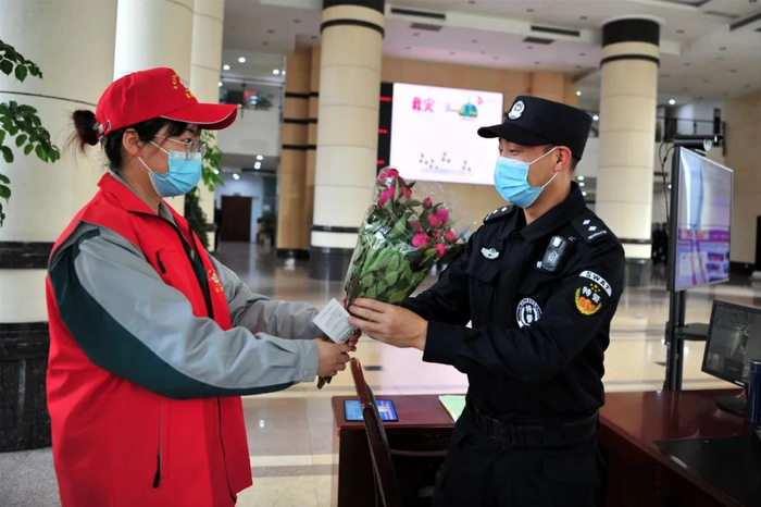  湖北宜昌开展送芍药致敬劳动者活动（图片来源：视觉中国）