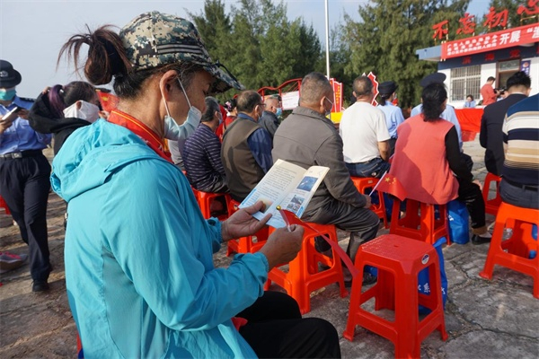 防城港市港口区渔民阅读宣传资料（央广网发 李娴摄）