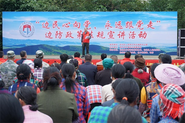 龙州县边民认真聆听边海防政策法规宣讲（央广网发 李娴摄）