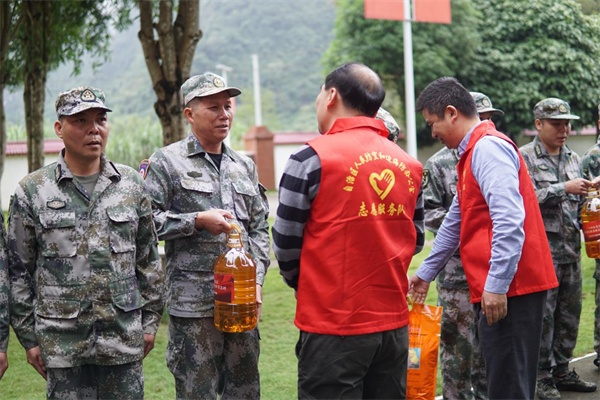 慰问边境哨所民兵（央广网发 李娴摄）